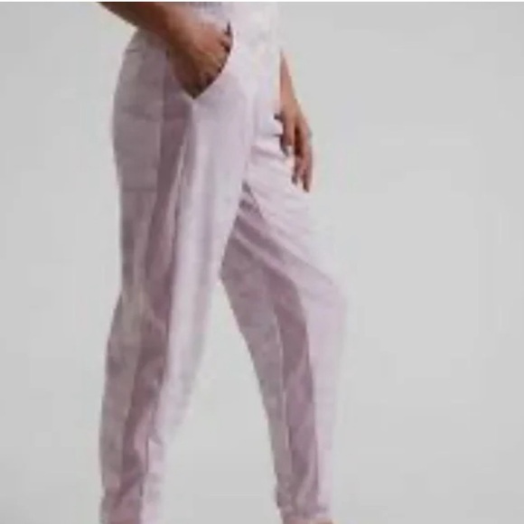 @ Athleta Brooklyn Lined Camo Jogger Shasta - Picture 4 of 15